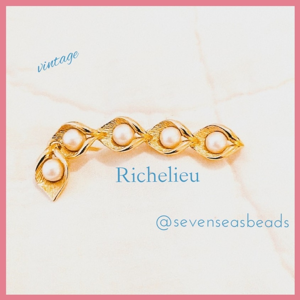 💘Richelieu Pea Pod 1960s Brooch